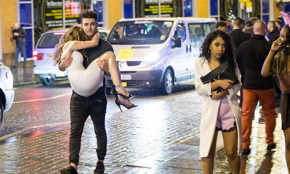 Βρετανία: Ο κορονοϊός "αγαπά" τους μεθυσμένους - Δεν είναι σε θέση να τηρούν αποστάσεις